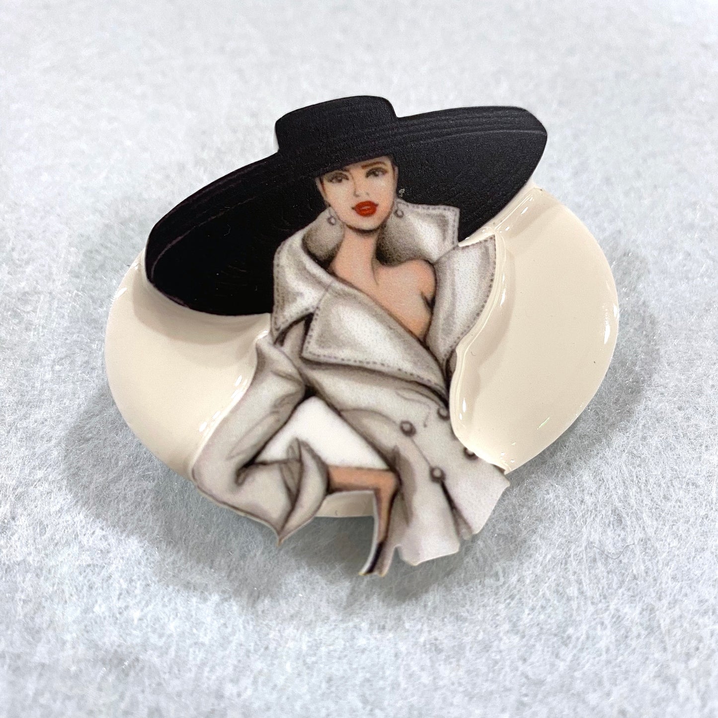 Broche blanche "La Dame au Chapeau"