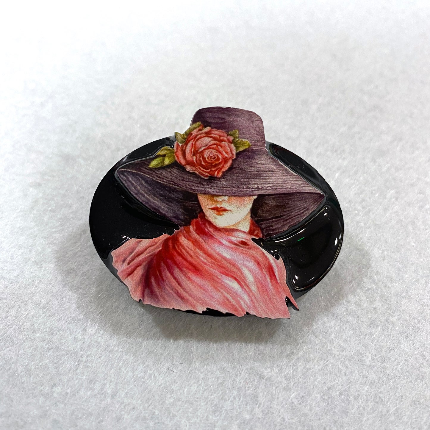 Broche noire "La Dame au Chapeau"