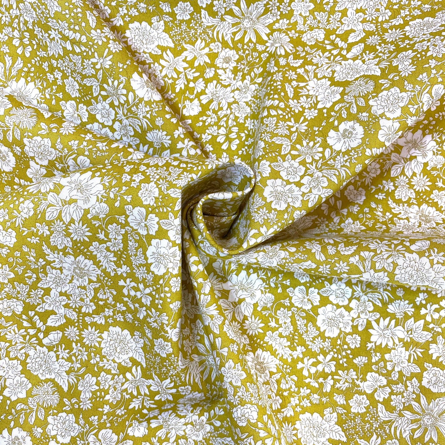 Tissu coton Liberty vert anis imprimé floral