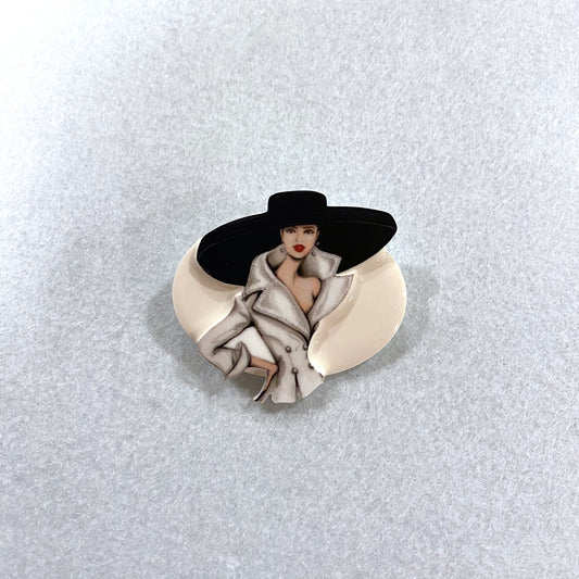 Broche blanche "La Dame au Chapeau"