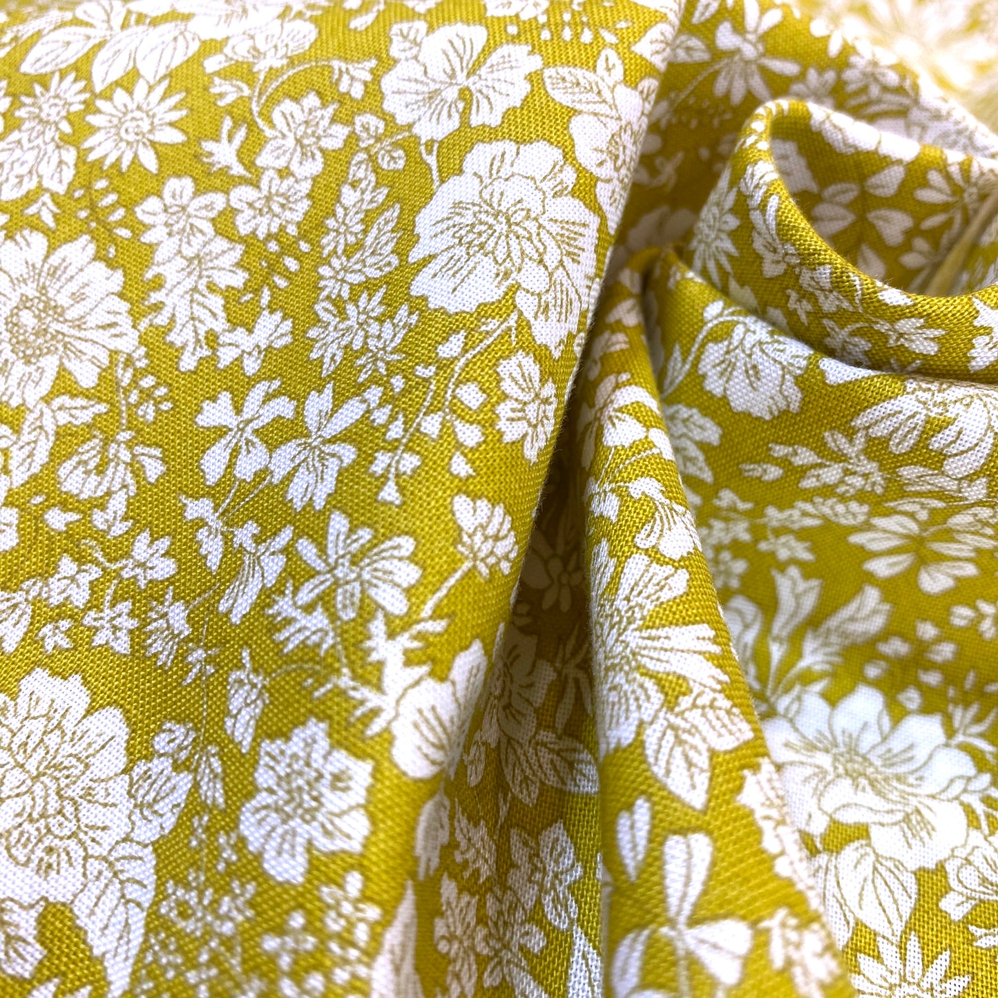 Tissu coton Liberty vert anis imprimé floral